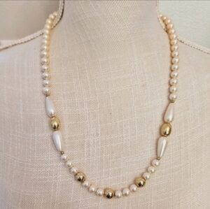 🔥 3/$20 Vintage Napier Gold and Pearl Necklace